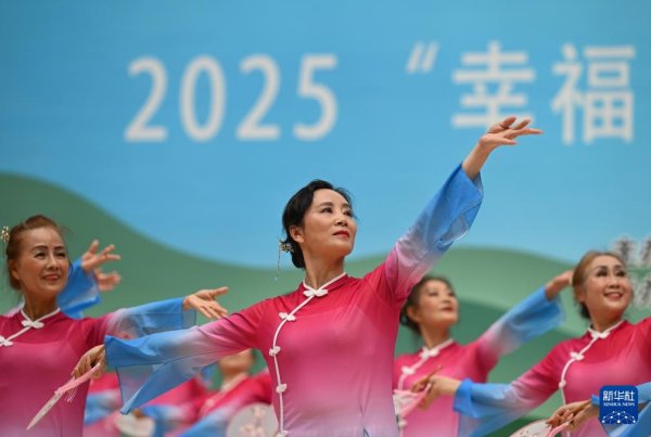 金橘策略 重庆南岸：舞者同跳广场舞 展现群众文化新活力