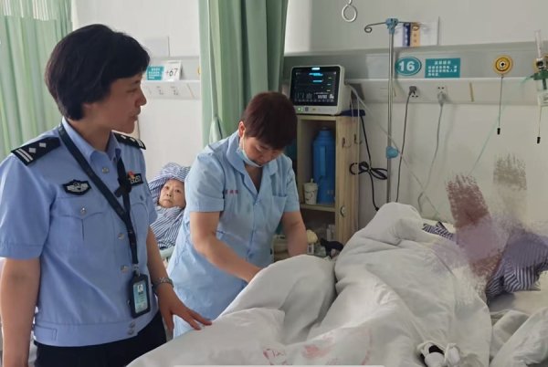 股速查 “这把备用钥匙救了我的命”，独居老人晕倒家中，社区民警上演紧急救援