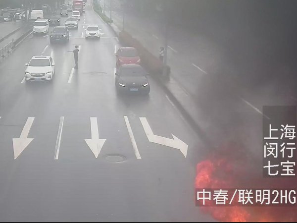 优配股 两名辅警上班途中遇一轿车自燃……