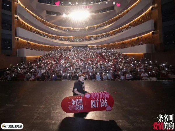 西安高新配资 最卖座的脱口秀演出，观众都在争着相亲？