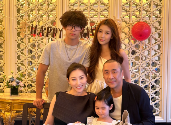 宝贷配资 章子怡大侄女迎19岁生日，哥嫂全家出镜庆祝，4岁小侄女好像姑姑